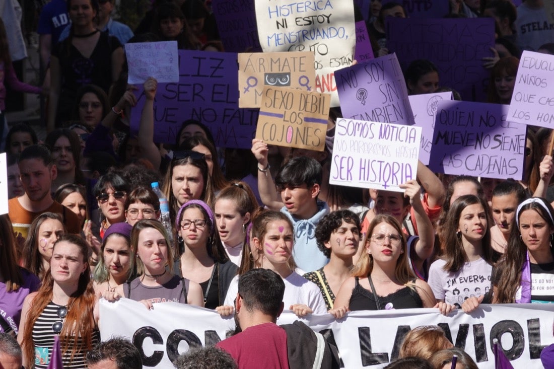 Repaso completo en imágenes a una marcha multitudinaria este Día de la Mujer en Granada