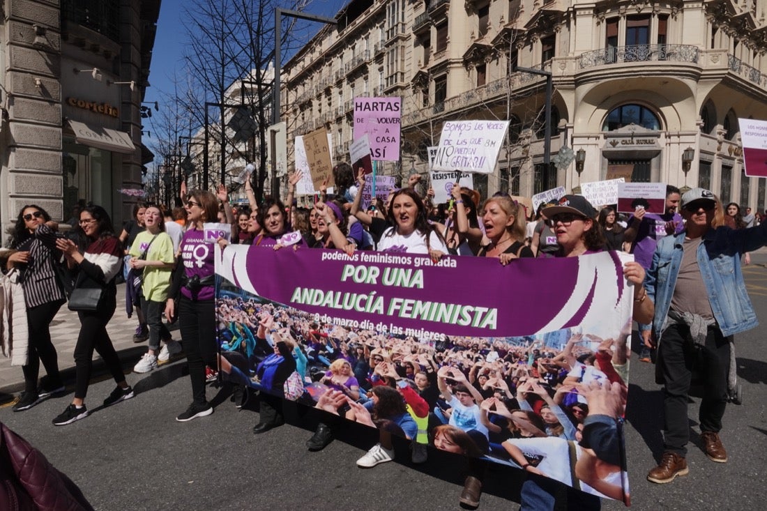 Repaso completo en imágenes a una marcha multitudinaria este Día de la Mujer en Granada