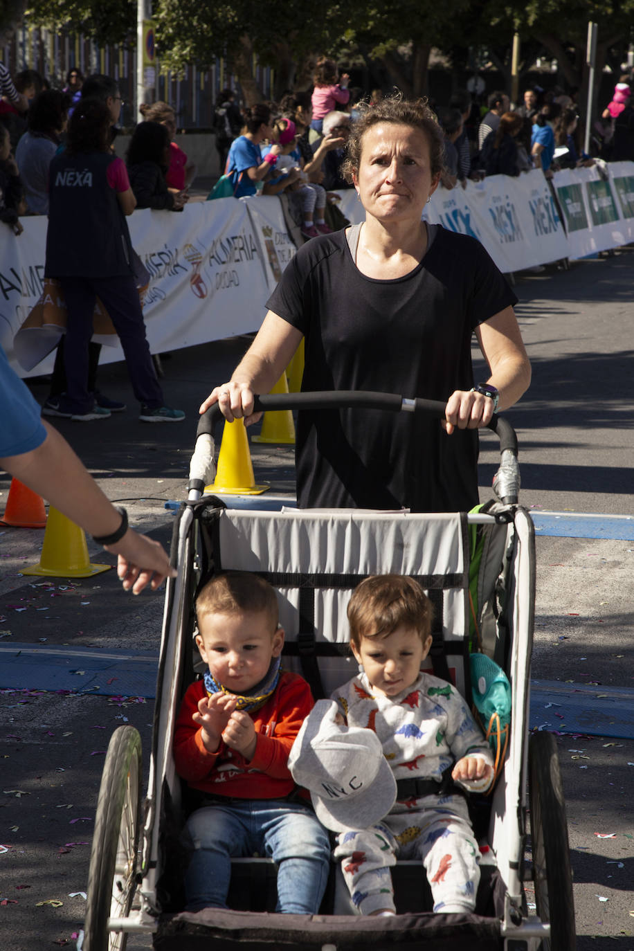 Ambiente festivo en la octava Carrera de la Mujer. 