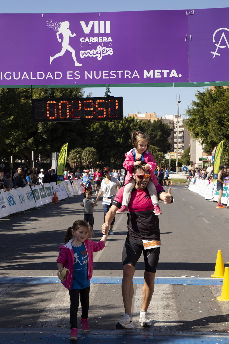 Ambiente festivo en la octava Carrera de la Mujer. 