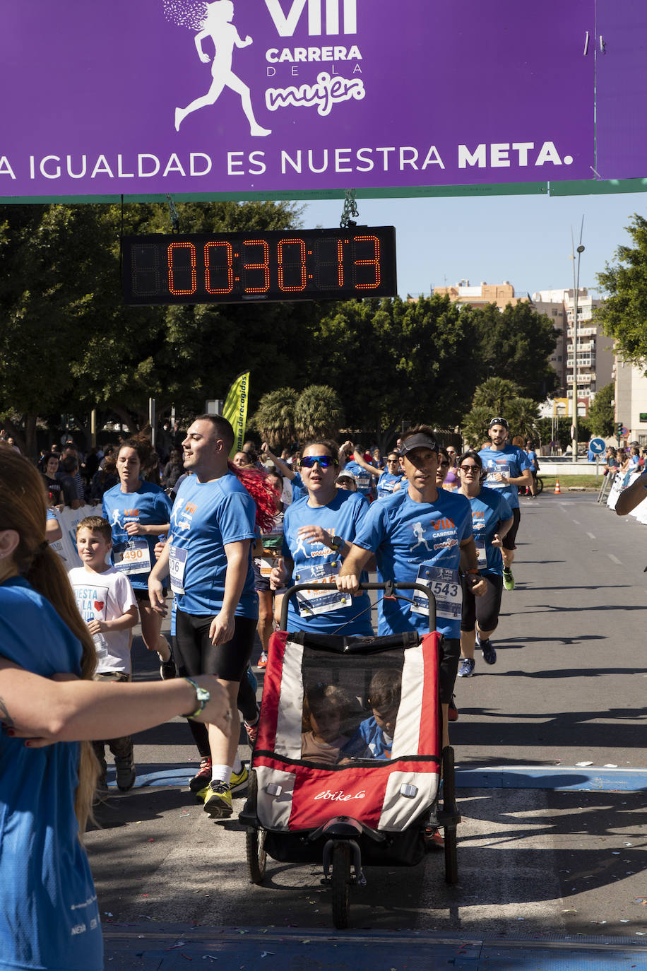 Ambiente festivo en la octava Carrera de la Mujer. 