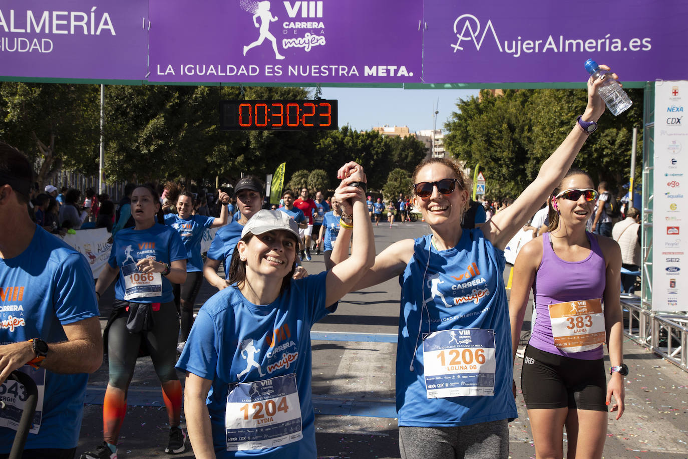 Ambiente festivo en la octava Carrera de la Mujer. 