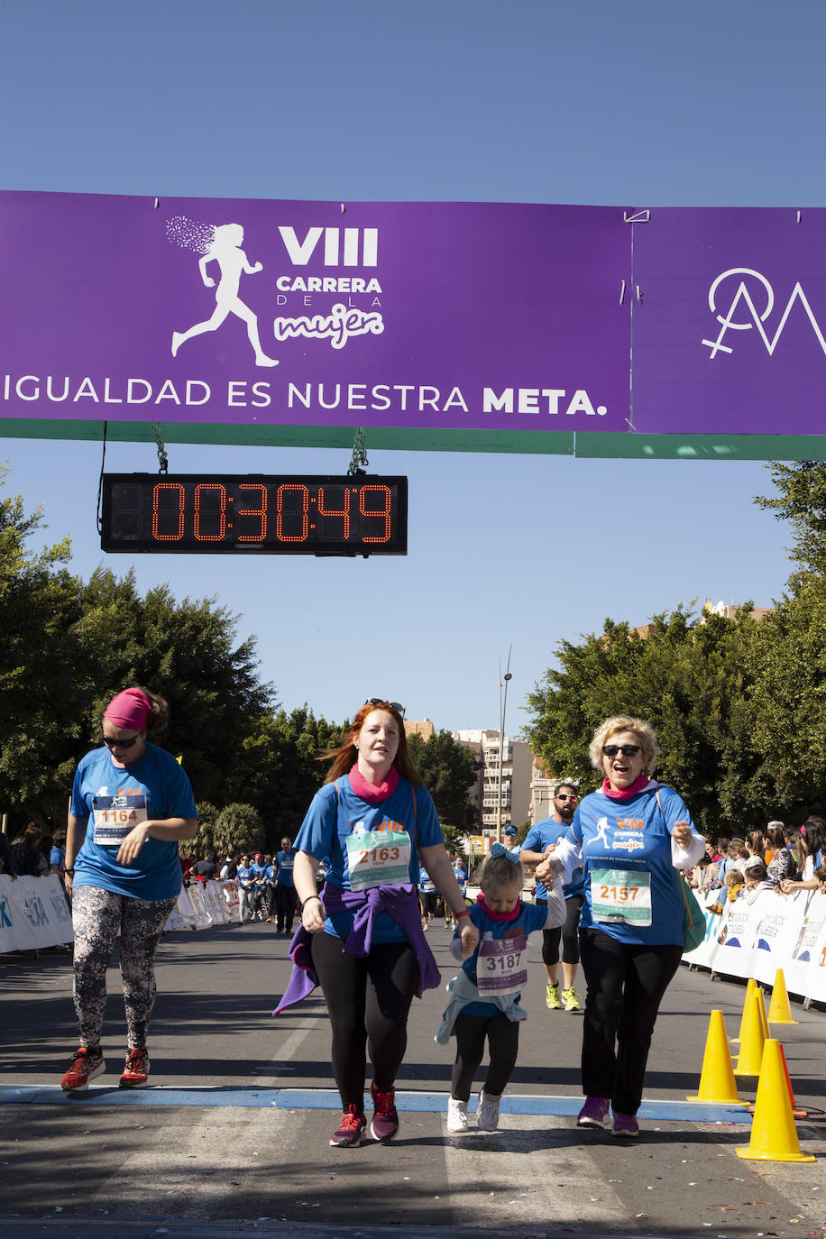 Ambiente festivo en la octava Carrera de la Mujer. 