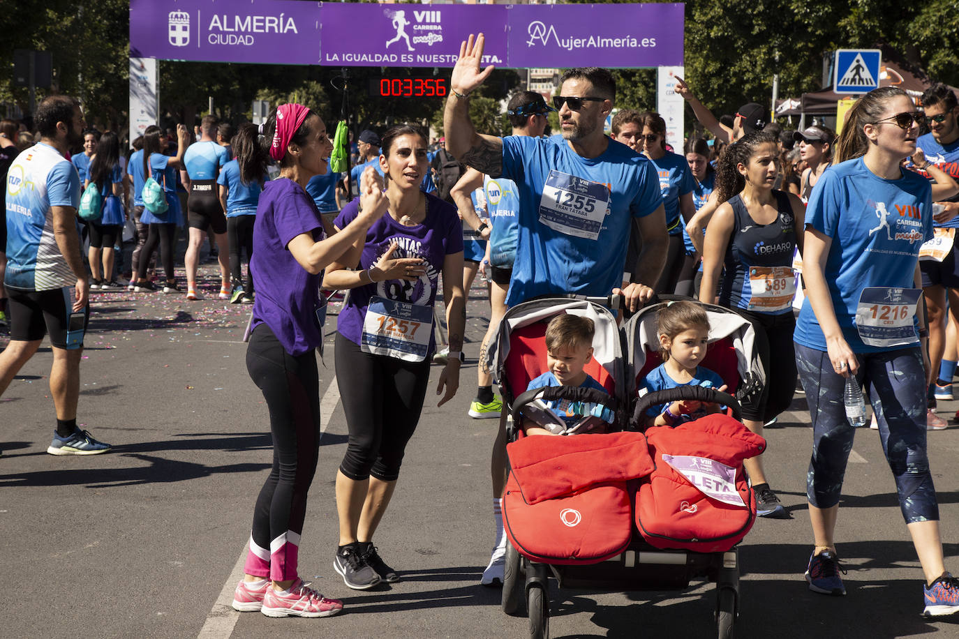 Ambiente festivo en la octava Carrera de la Mujer. 