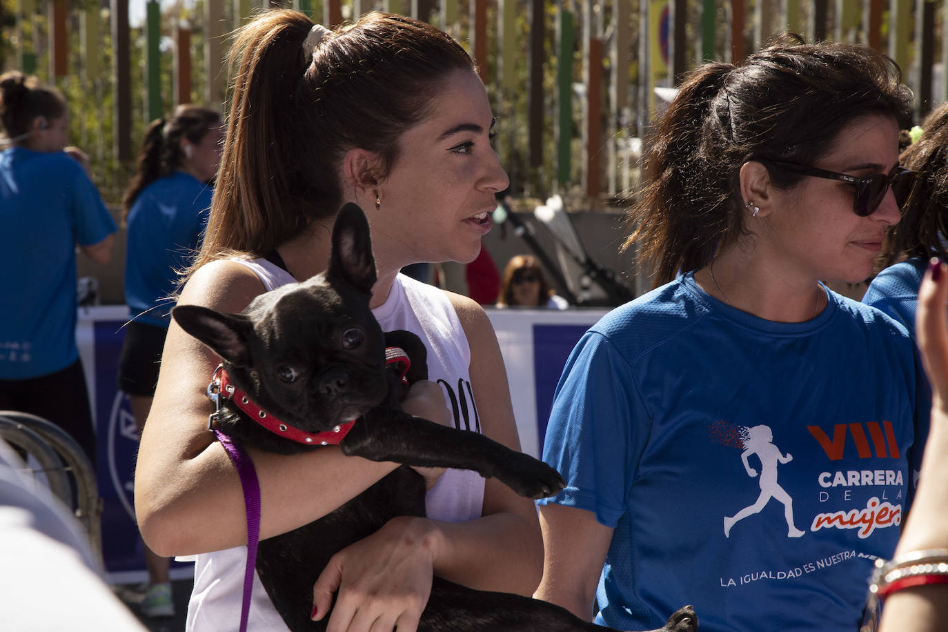 Ambiente festivo en la octava Carrera de la Mujer. 