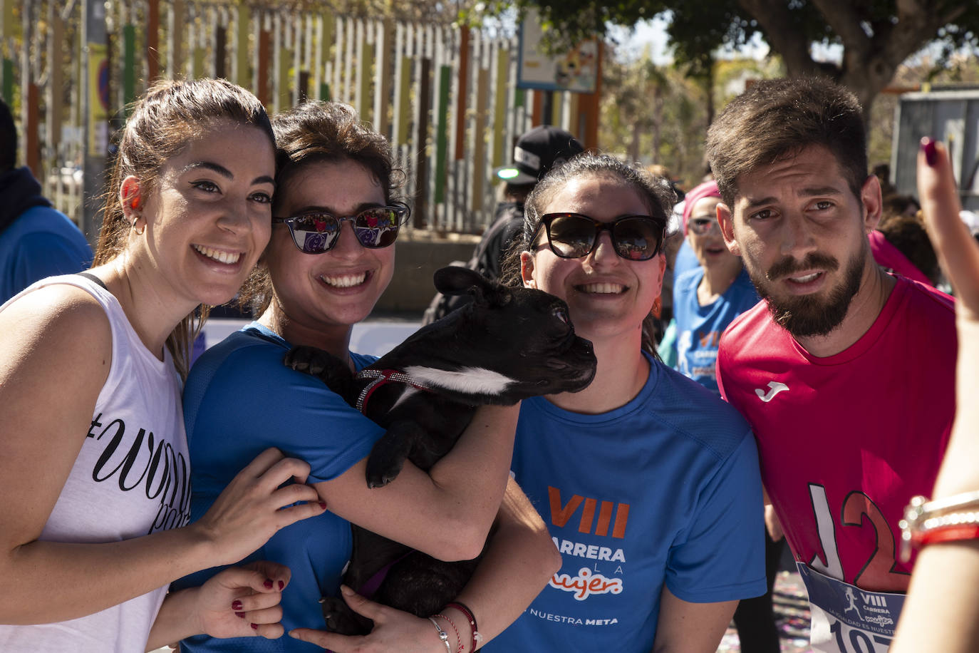 Ambiente festivo en la octava Carrera de la Mujer. 