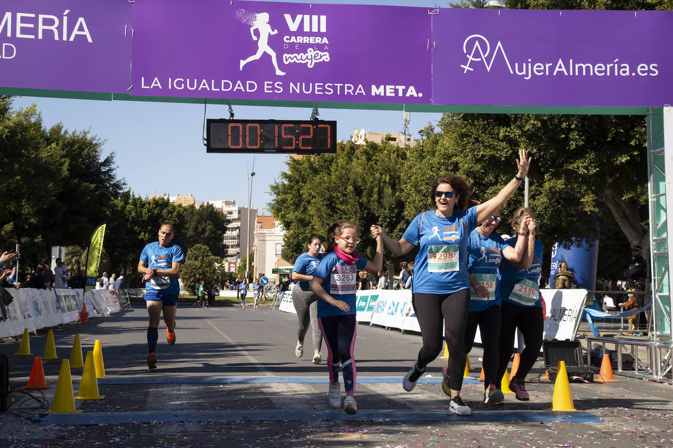 Ambiente festivo en la octava Carrera de la Mujer. 