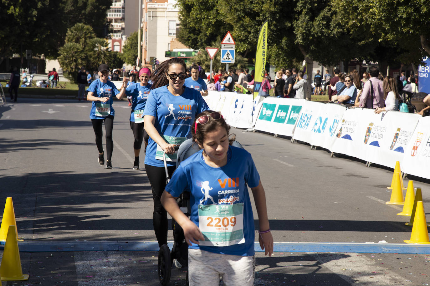 Ambiente festivo en la octava Carrera de la Mujer. 