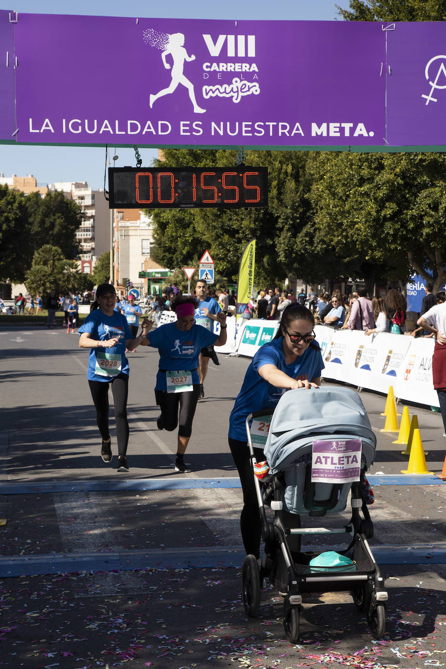 Ambiente festivo en la octava Carrera de la Mujer. 