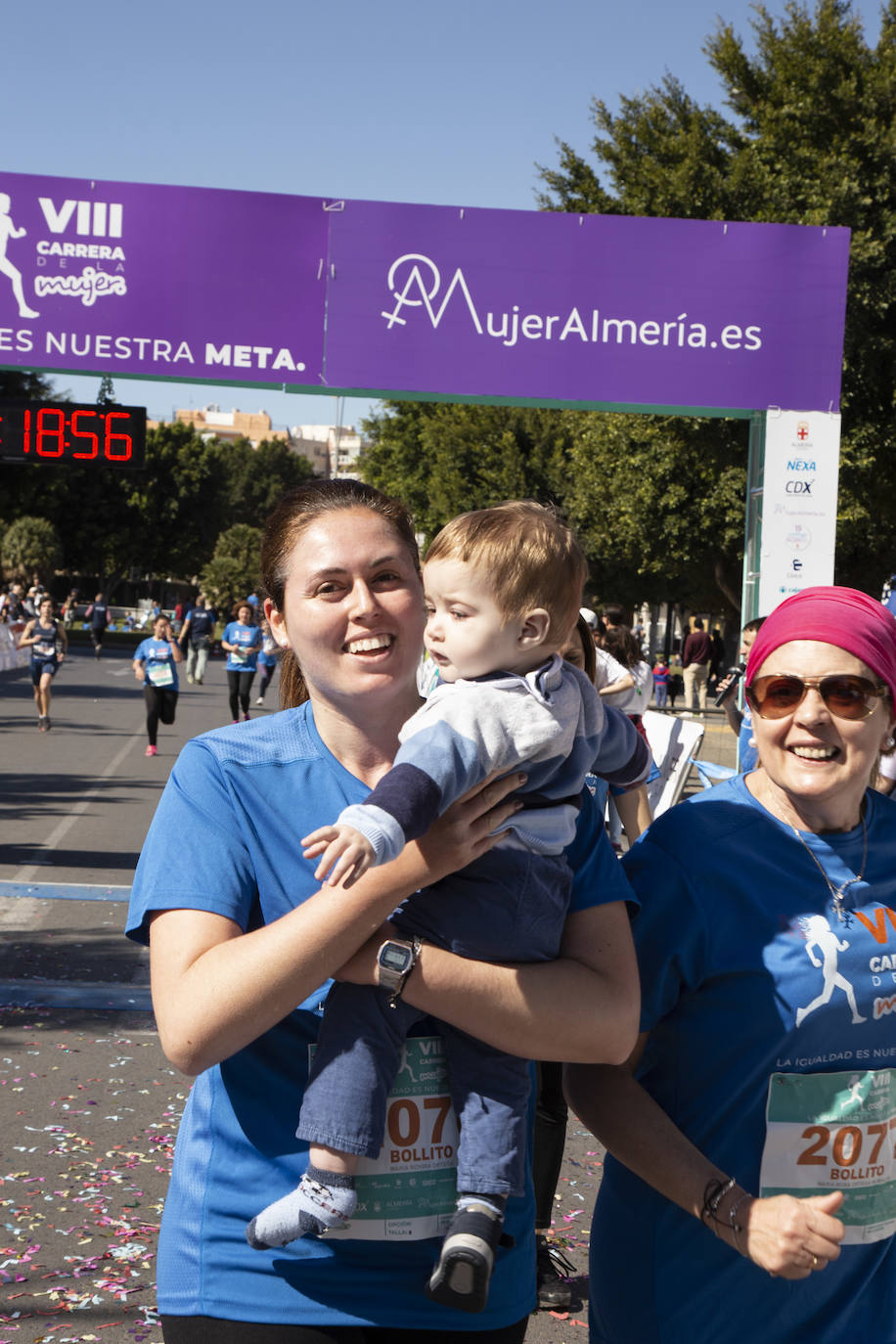 Ambiente festivo en la octava Carrera de la Mujer. 