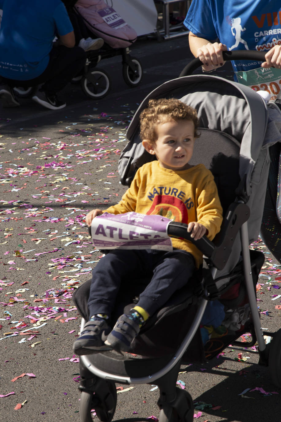 Ambiente festivo en la octava Carrera de la Mujer. 