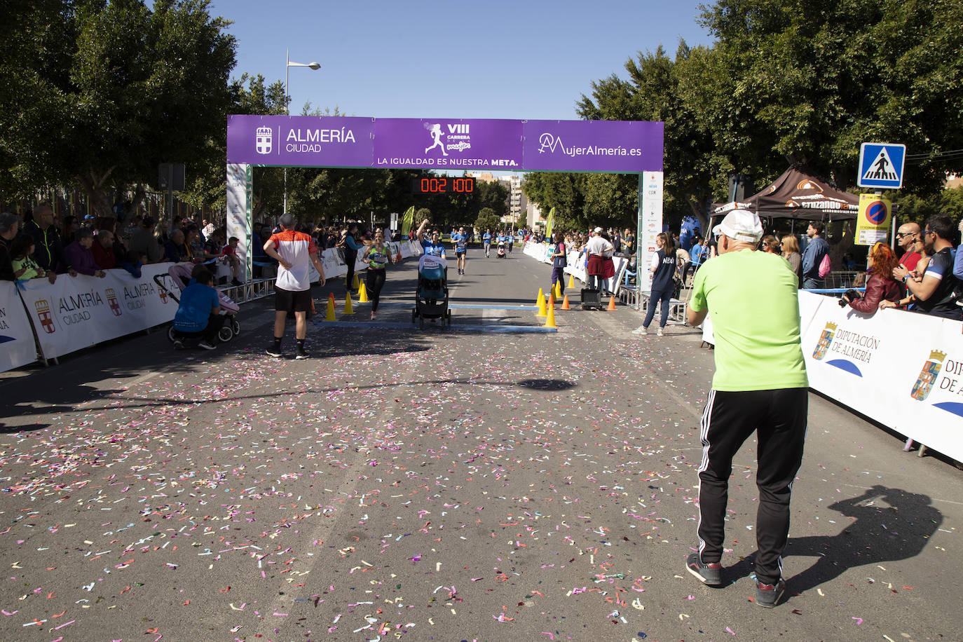 Ambiente festivo en la octava Carrera de la Mujer. 