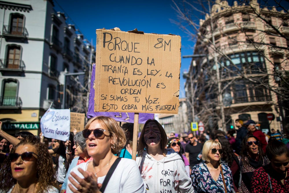 Miles de manifestantes han portada pancartas con mensajes reivindicativos
