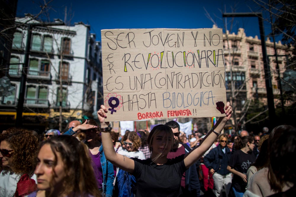 Miles de manifestantes han portada pancartas con mensajes reivindicativos