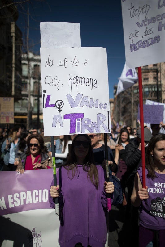 Miles de manifestantes han portada pancartas con mensajes reivindicativos