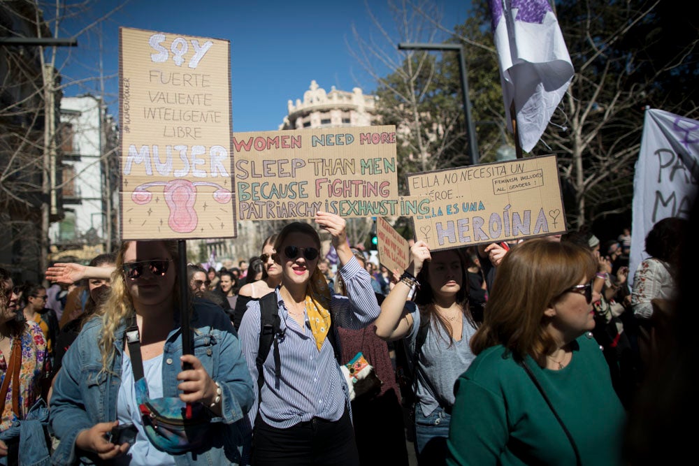 Miles de manifestantes han portada pancartas con mensajes reivindicativos