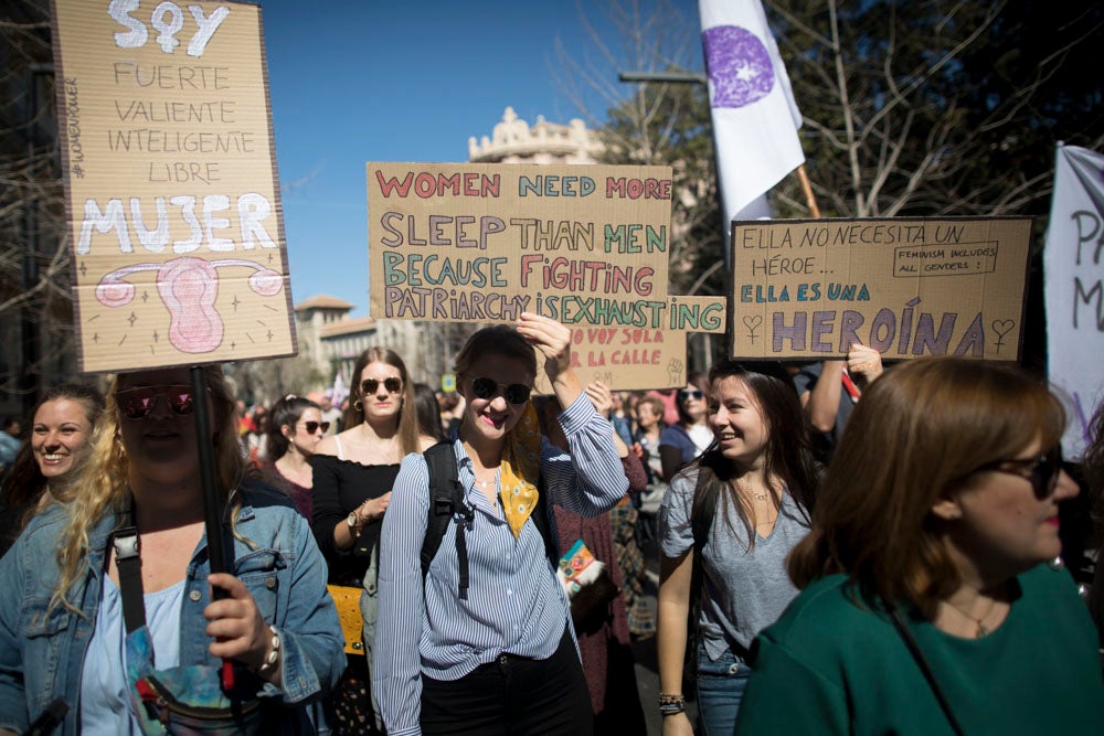 Miles de manifestantes han portada pancartas con mensajes reivindicativos