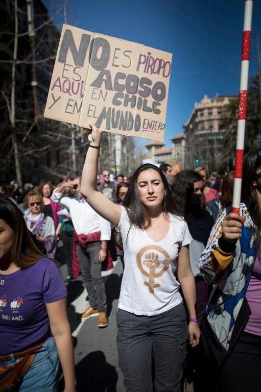 Miles de manifestantes han portada pancartas con mensajes reivindicativos