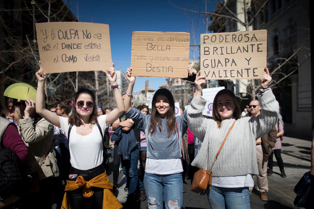 Miles de manifestantes han portada pancartas con mensajes reivindicativos
