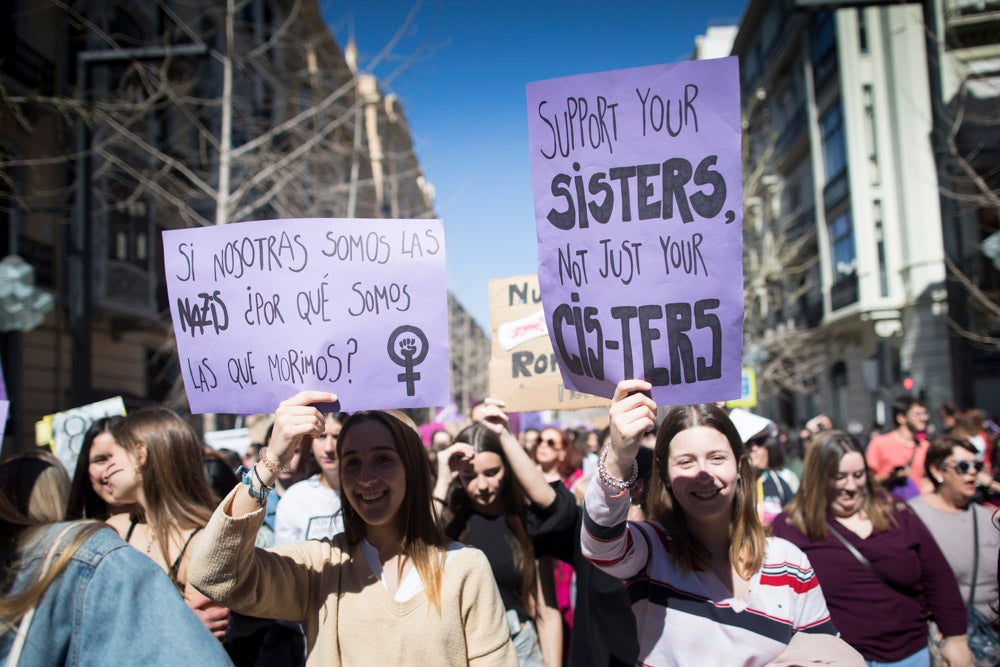 Miles de manifestantes han portada pancartas con mensajes reivindicativos
