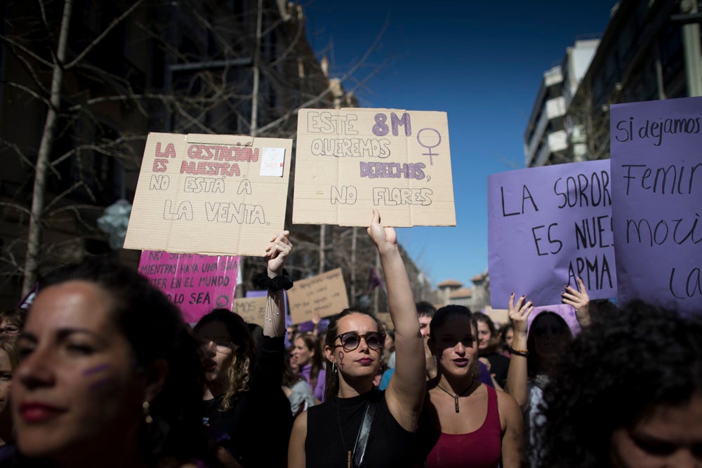 Miles de manifestantes han portada pancartas con mensajes reivindicativos