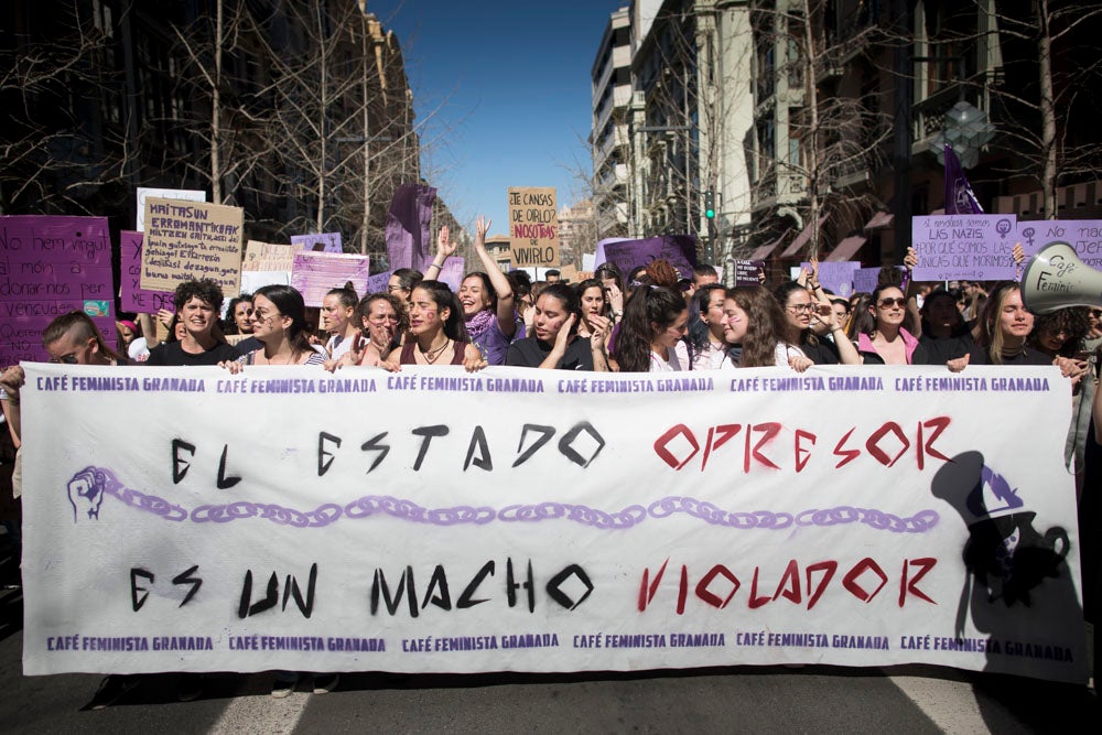 Miles de manifestantes han portada pancartas con mensajes reivindicativos