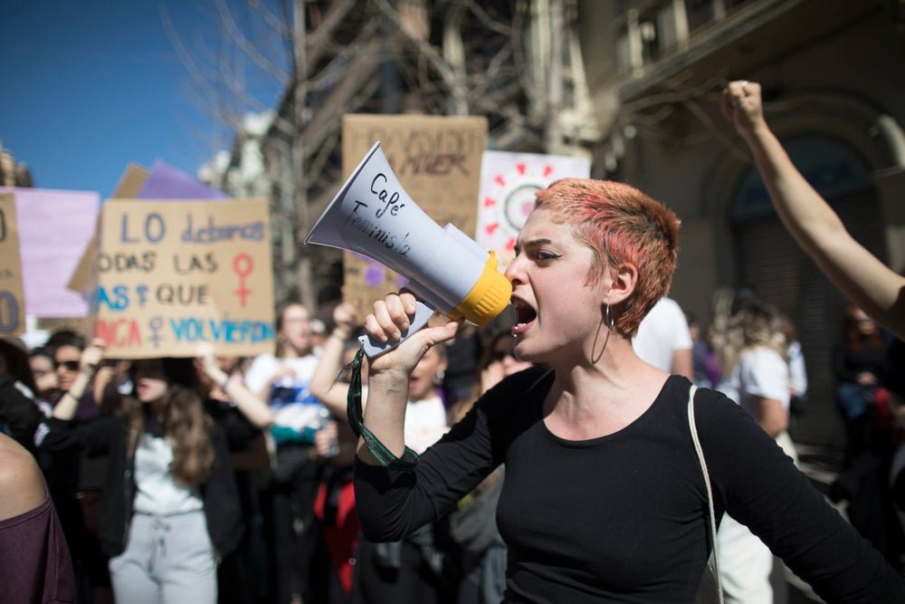 Miles de manifestantes han portada pancartas con mensajes reivindicativos