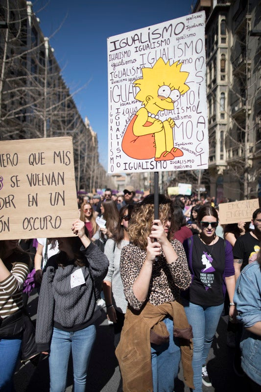 Miles de manifestantes han portada pancartas con mensajes reivindicativos