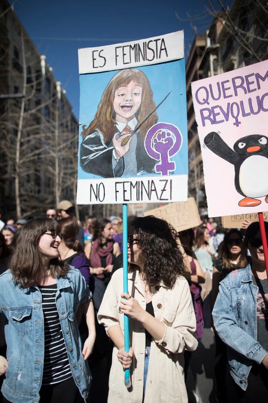 Miles de manifestantes han portada pancartas con mensajes reivindicativos