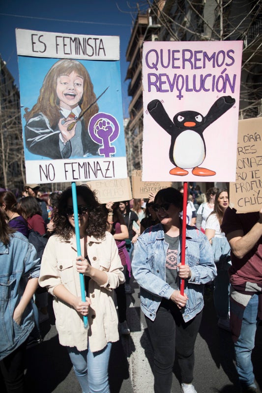 Miles de manifestantes han portada pancartas con mensajes reivindicativos