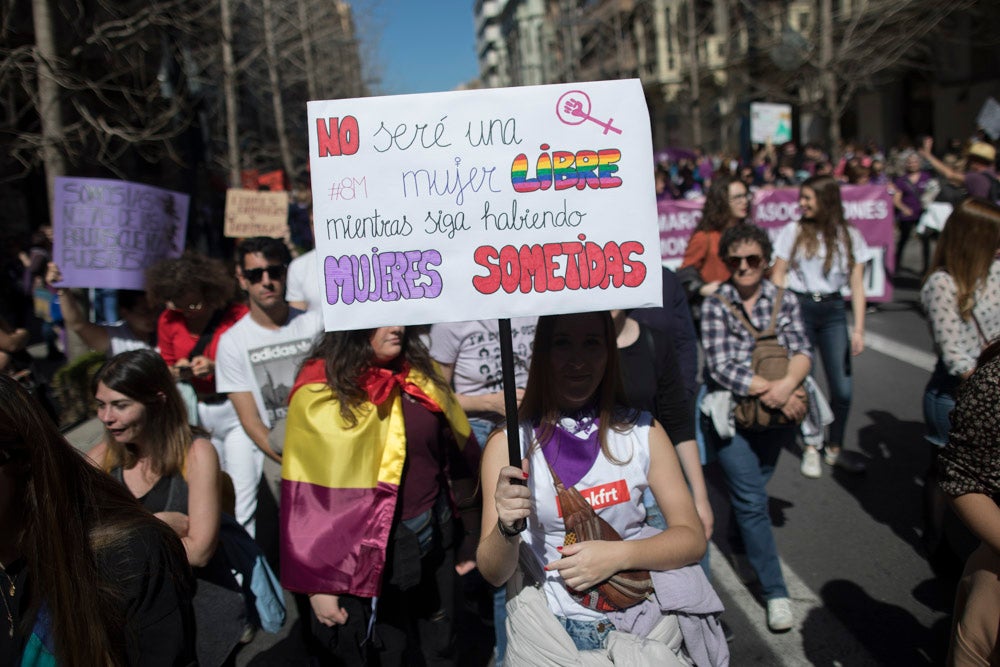 Miles de manifestantes han portada pancartas con mensajes reivindicativos