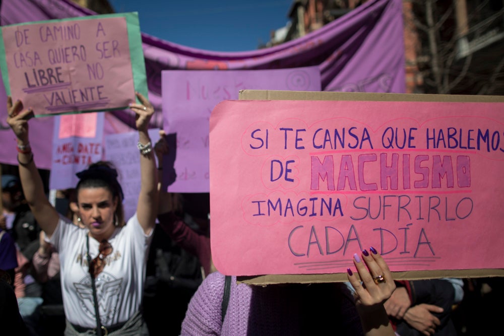 Miles de manifestantes han portada pancartas con mensajes reivindicativos
