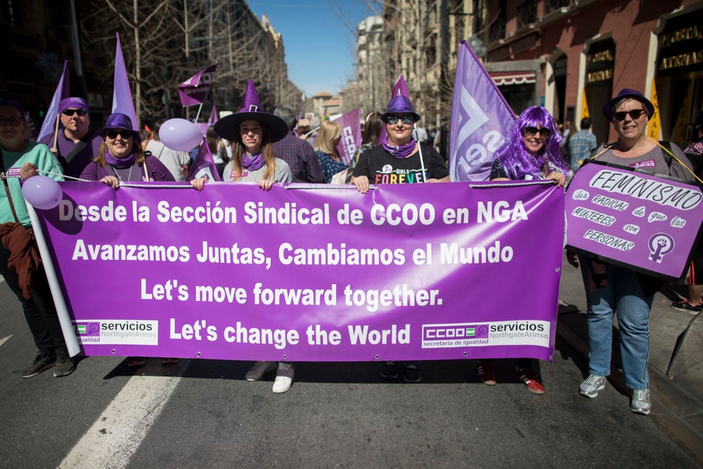 Miles de manifestantes han portada pancartas con mensajes reivindicativos