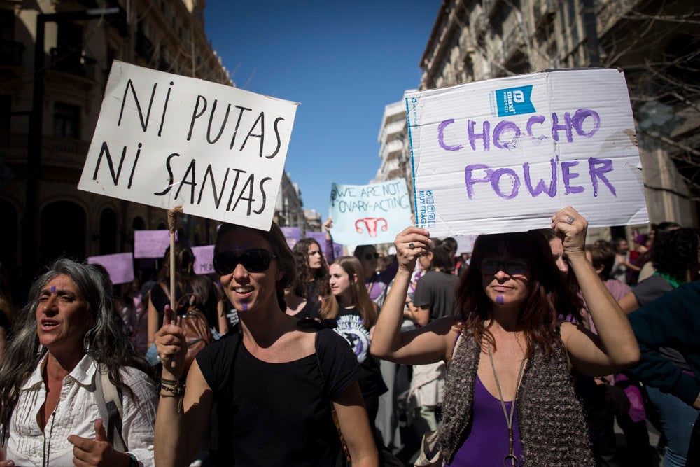 Miles de manifestantes han portada pancartas con mensajes reivindicativos