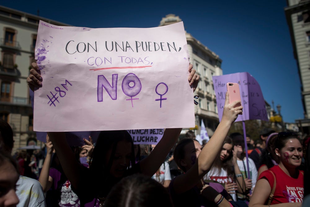 Miles de manifestantes han portada pancartas con mensajes reivindicativos