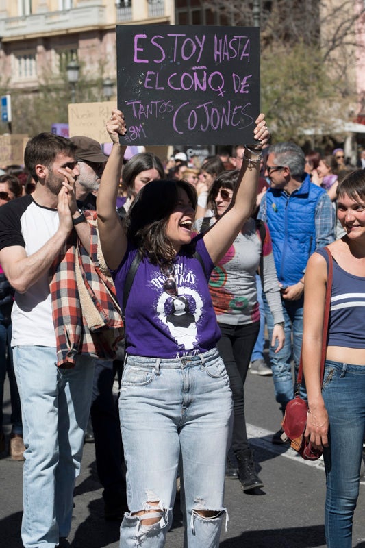 Miles de manifestantes han portada pancartas con mensajes reivindicativos