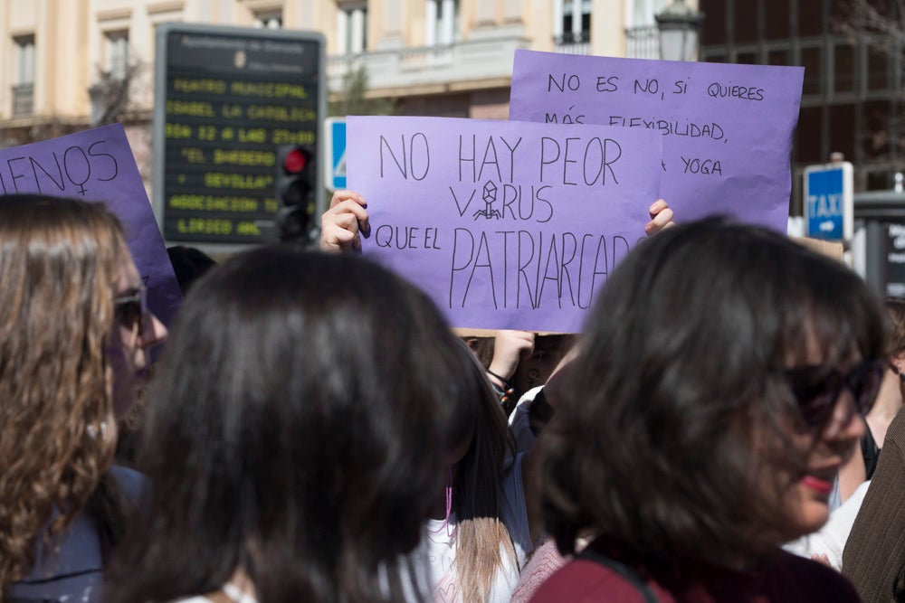Miles de manifestantes han portada pancartas con mensajes reivindicativos