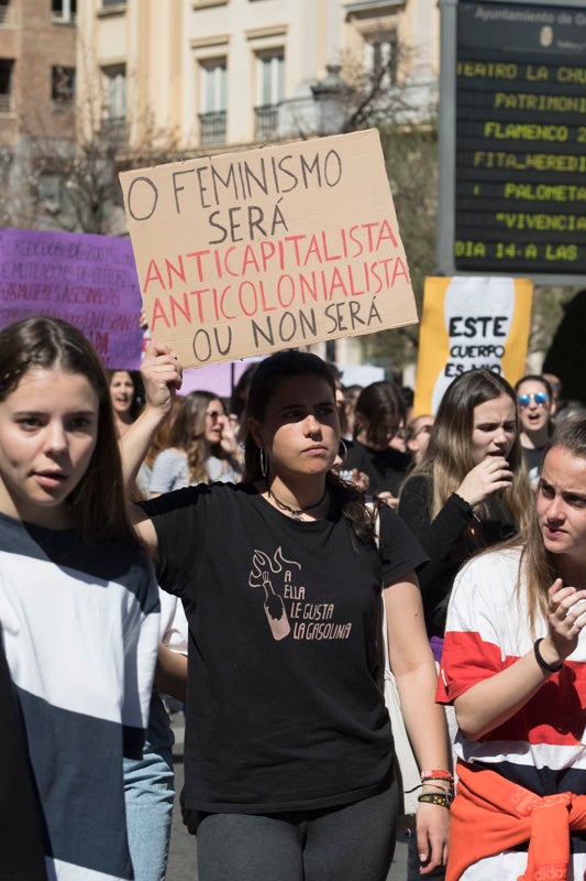 Miles de manifestantes han portada pancartas con mensajes reivindicativos