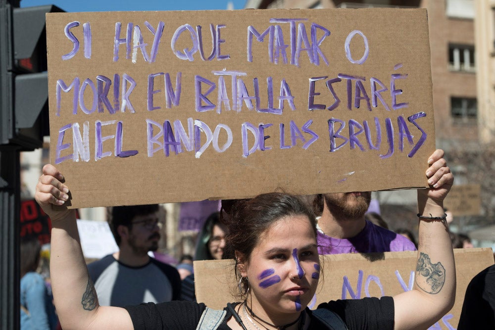 Miles de manifestantes han portada pancartas con mensajes reivindicativos
