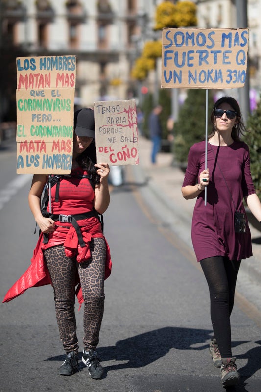 Miles de manifestantes han portada pancartas con mensajes reivindicativos