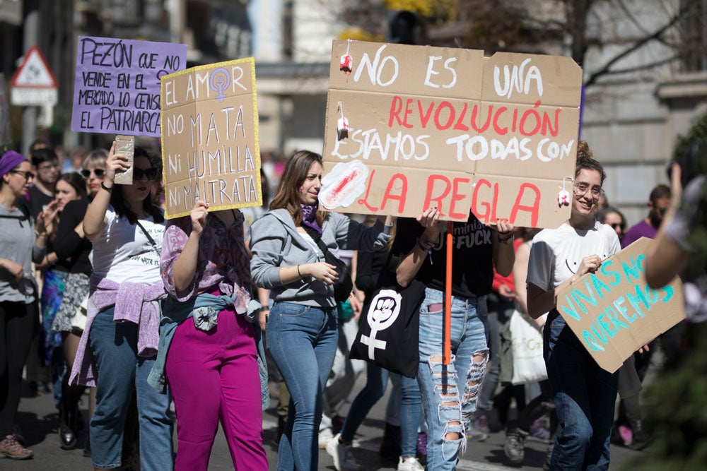 Miles de manifestantes han portada pancartas con mensajes reivindicativos