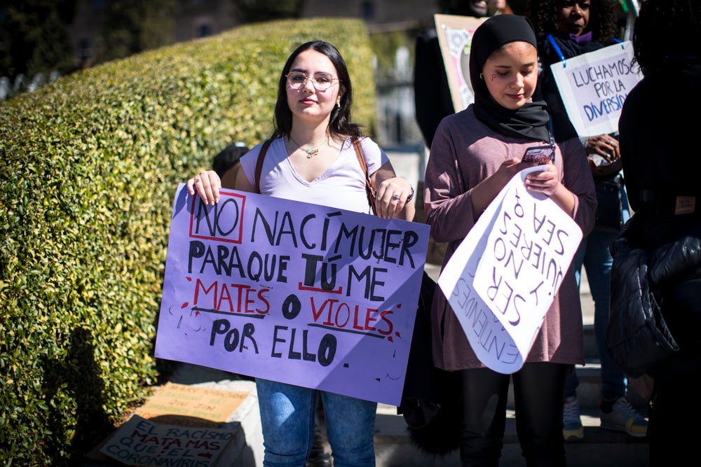 Miles de manifestantes han portada pancartas con mensajes reivindicativos