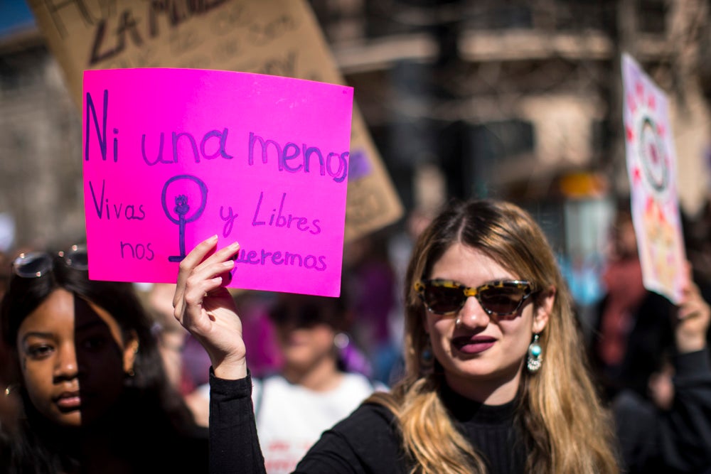 Miles de manifestantes han portada pancartas con mensajes reivindicativos