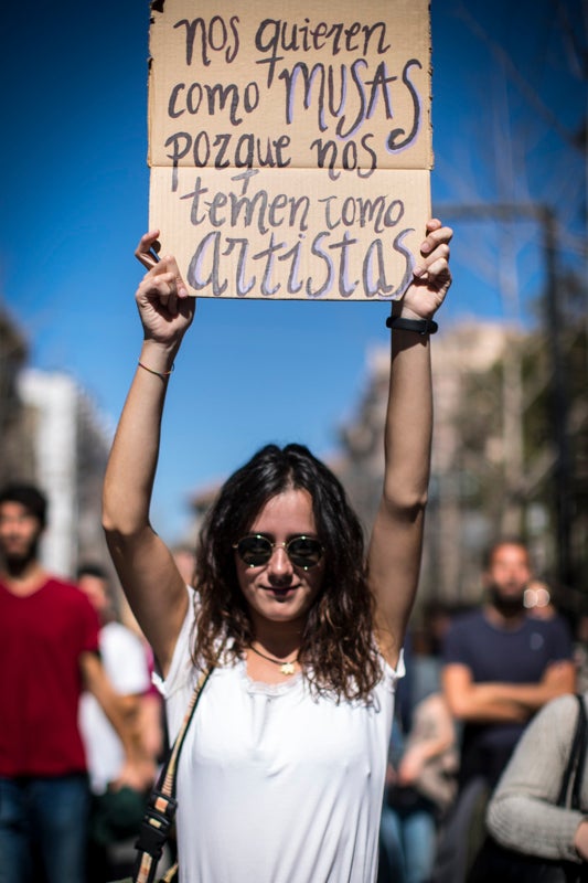 Miles de manifestantes han portada pancartas con mensajes reivindicativos