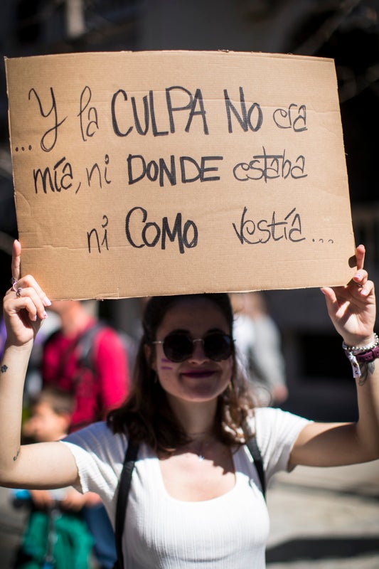 Miles de manifestantes han portada pancartas con mensajes reivindicativos