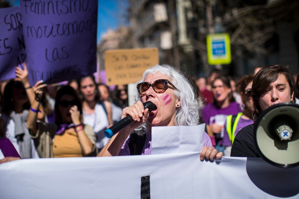Miles de manifestantes han portada pancartas con mensajes reivindicativos