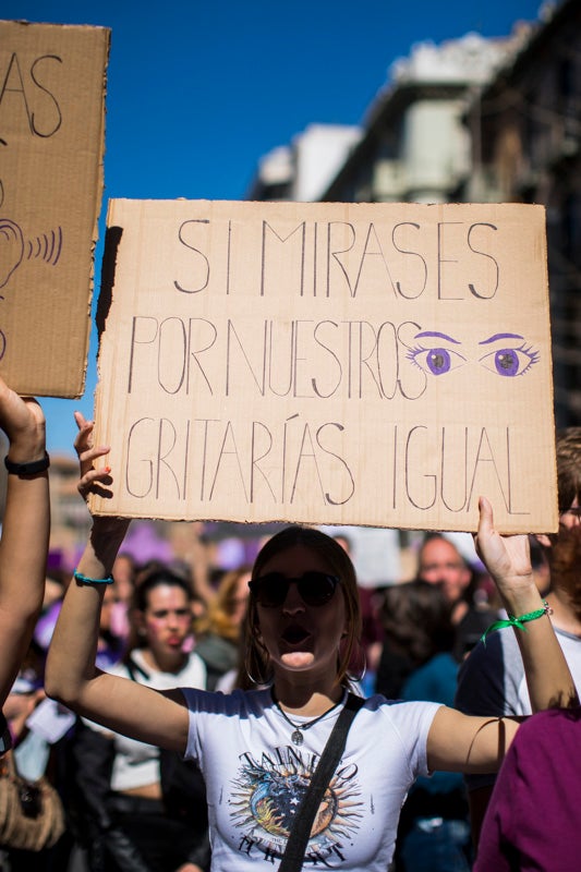 Miles de manifestantes han portada pancartas con mensajes reivindicativos