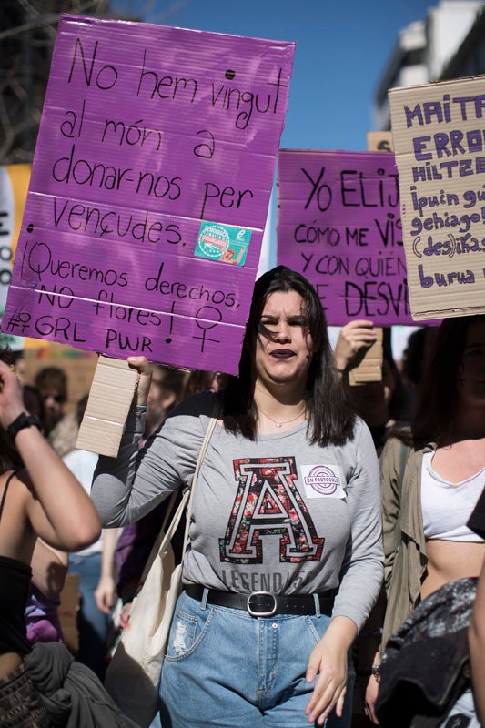 Miles de manifestantes han portada pancartas con mensajes reivindicativos