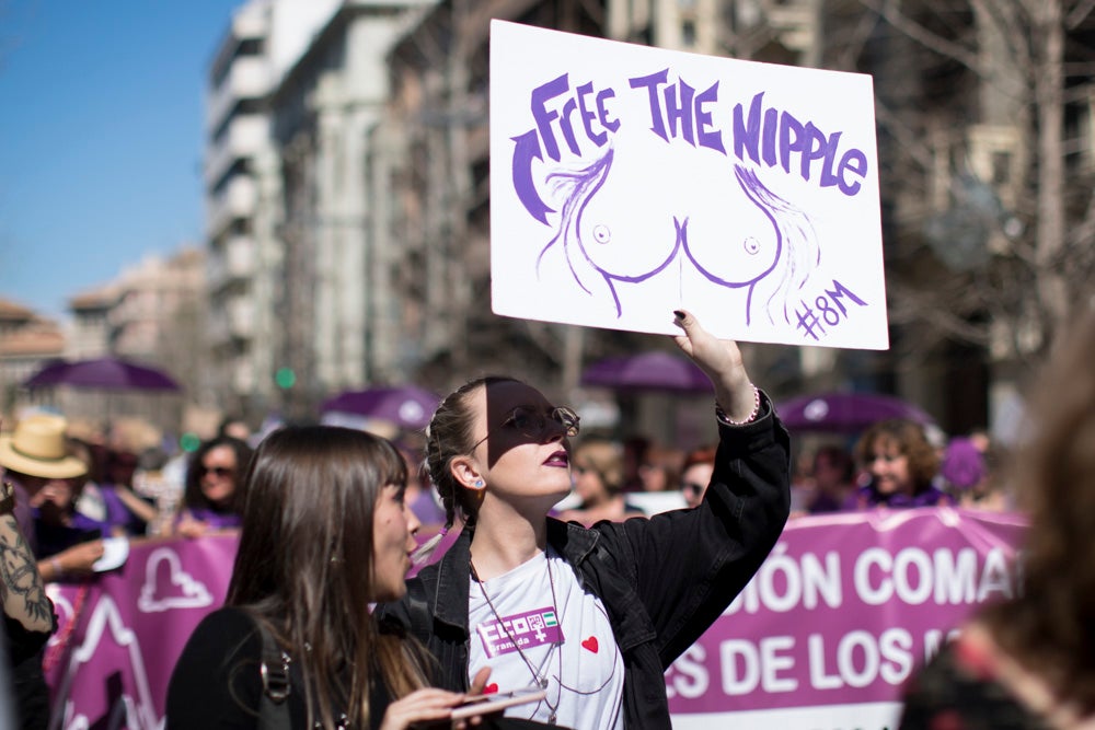 Miles de manifestantes han portada pancartas con mensajes reivindicativos