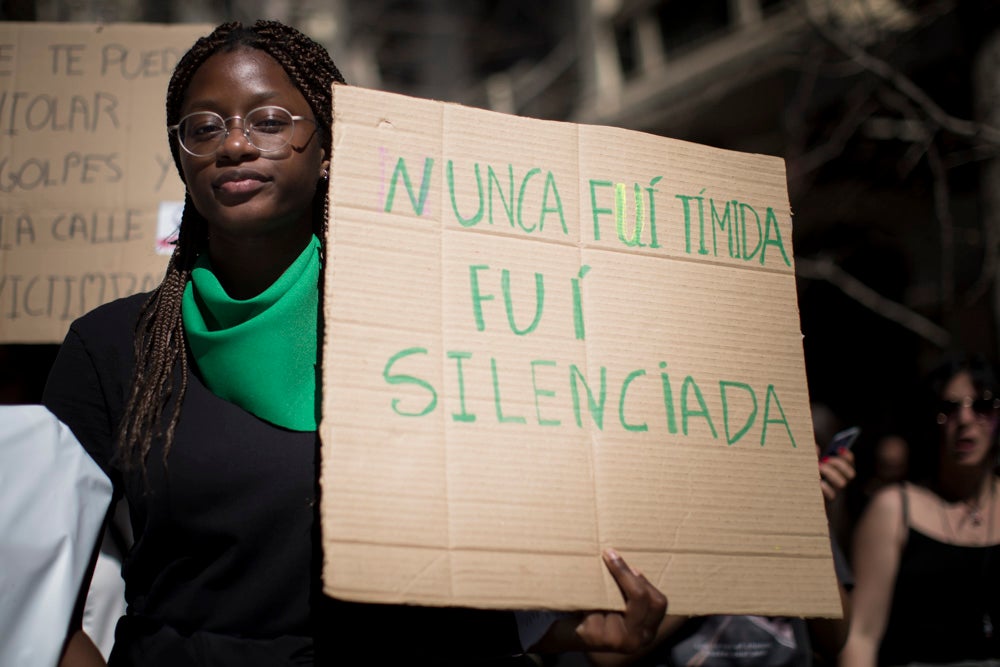 Miles de manifestantes han portada pancartas con mensajes reivindicativos
